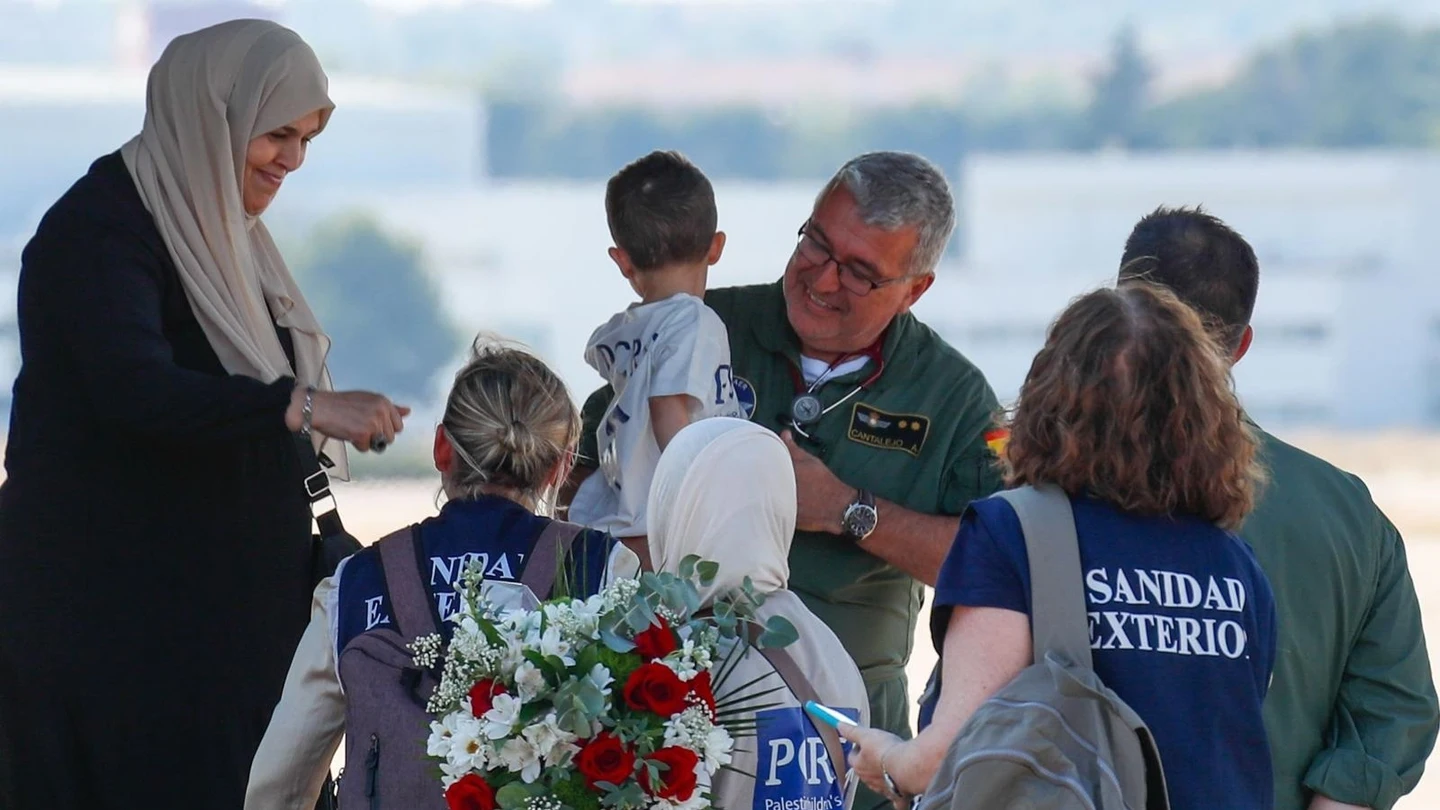 Llegan a España los 15 niños gazatíes heridos en la ofensiva israelí Personal médico recibe a los niños gazatíes en la base de Torrejón de Ardoz (Madrid)