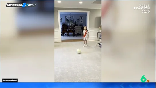 Un niño ata a un hilo a su diente y un balón para arrancárselo cuando chute Un niño ata a un hilo a su diente y un balón para arrancárselo cuando chute