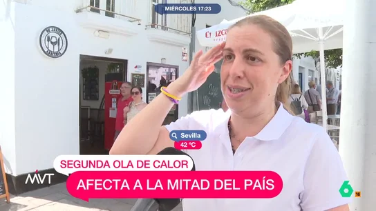 La divertida respuesta de una chica de Sevilla sobre la ola de calor Joanna Ivars analiza en este vídeo el segundo día de ola de calor que está dejando temperaturas por encima de 40 grados en 14 capitales de provincia en España. Además, el programa sale a la calle para preguntar a los ciudadanos cómo lo están viviendo.