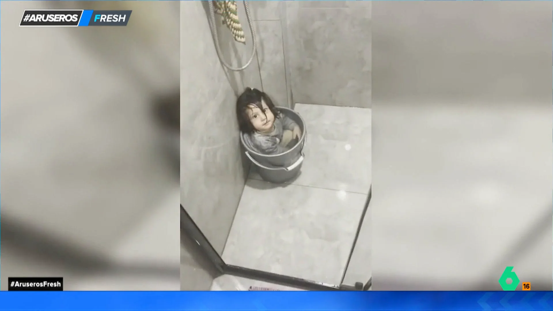 Una niña se monta su propia piscina en un cubo de agua para la sorpresa de su padre