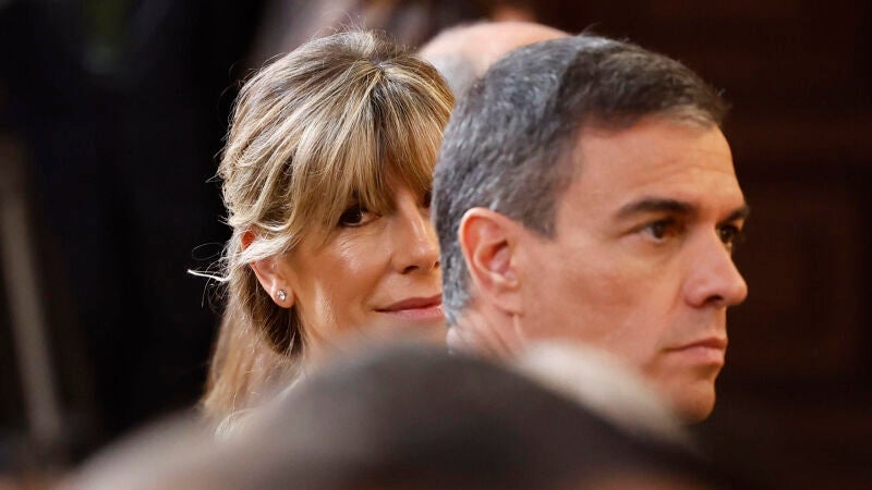 El presidente del gobierno, Pedro Sánchez (d), y su esposa, Begoña Gómez (d), en una imagen de archivo.