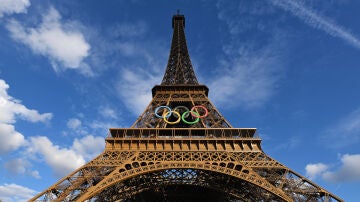 Vista de los anillos olímpicos en la Torre Eiffel antes de los Juegos Olímpicos de 2024 en París.
