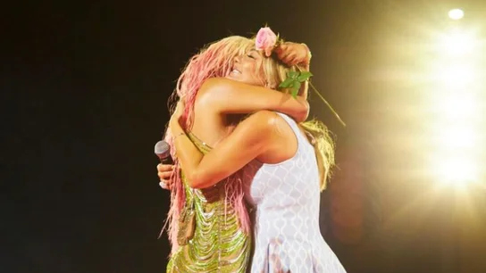 Karol G y Amaia Montero se abrazan en el Bernabéu Karol G y Amaia Montero se abrazan en el Bernabéu
