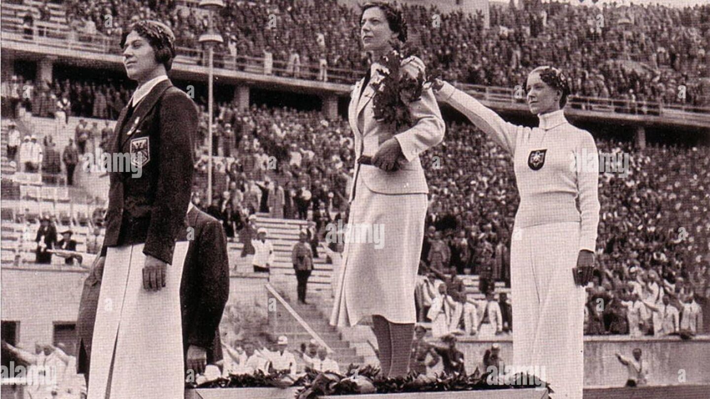 La esgrimista alemana y judía Helene Mayer hace el saludo nazi al recibir la medalla de plata en Berlin '36 La esgrimista alemana y judía Helene Mayer hace el saludo nazi al recibir la medalla de plata en Berlin '36