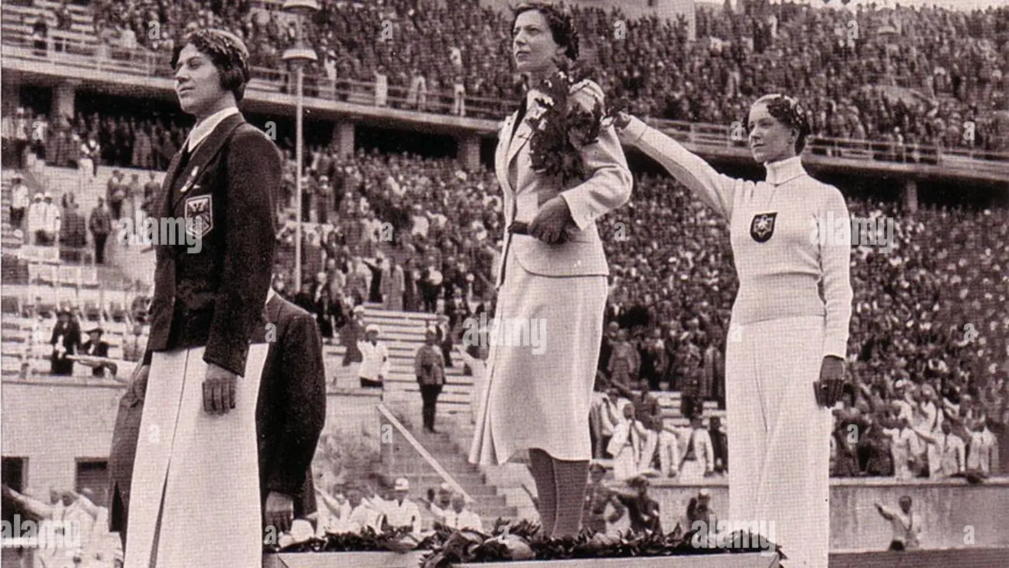 La esgrimista alemana y judía Helene Mayer hace el saludo nazi al recibir la medalla de plata en Berlin '36 La esgrimista alemana y judía Helene Mayer hace el saludo nazi al recibir la medalla de plata en Berlin '36