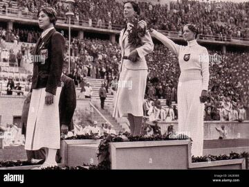 La esgrimista alemana y judía Helene Mayer hace el saludo nazi al recibir la medalla de plata en Berlin '36