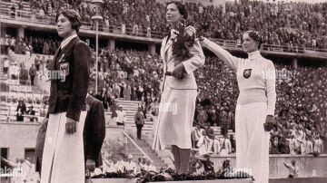 La esgrimista alemana y judía Helene Mayer hace el saludo nazi al recibir la medalla de plata en Berlin '36