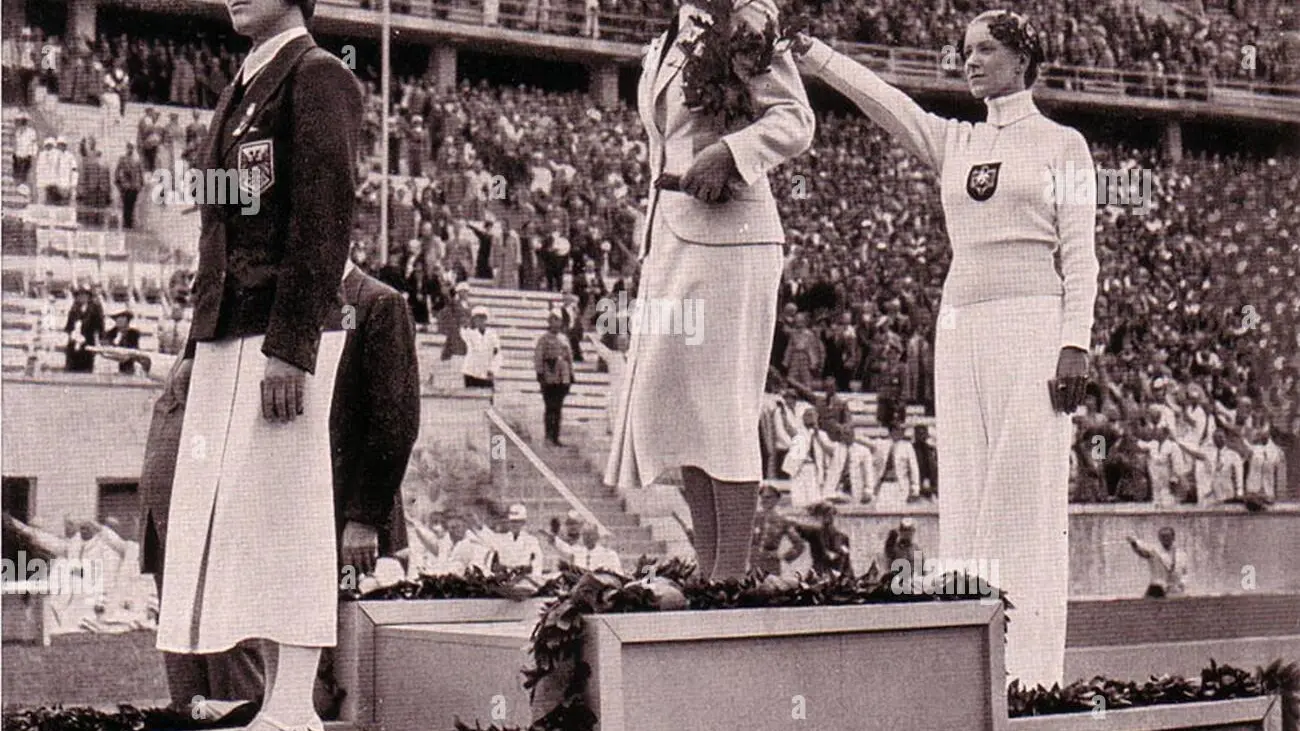 La esgrimista alemana y judía Helene Mayer hace el saludo nazi al recibir la medalla de plata en Berlin '36