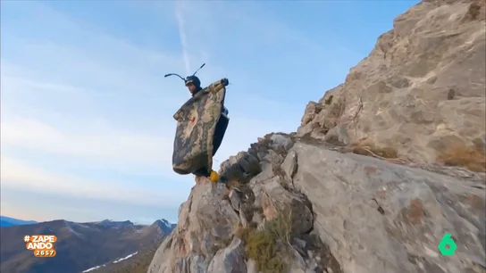 Espectacular: un saltador base consigue volar con una alfombra Espectacular: un saltador base consigue volar con una alfombra
