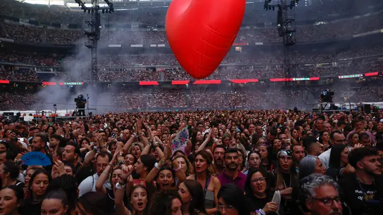 Asistentes al concierto del cantante Manuel Carrasco en el estadio Santiago Bernabéu. Asistentes al concierto del cantante Manuel Carrasco en el estadio Santiago Bernabéu.