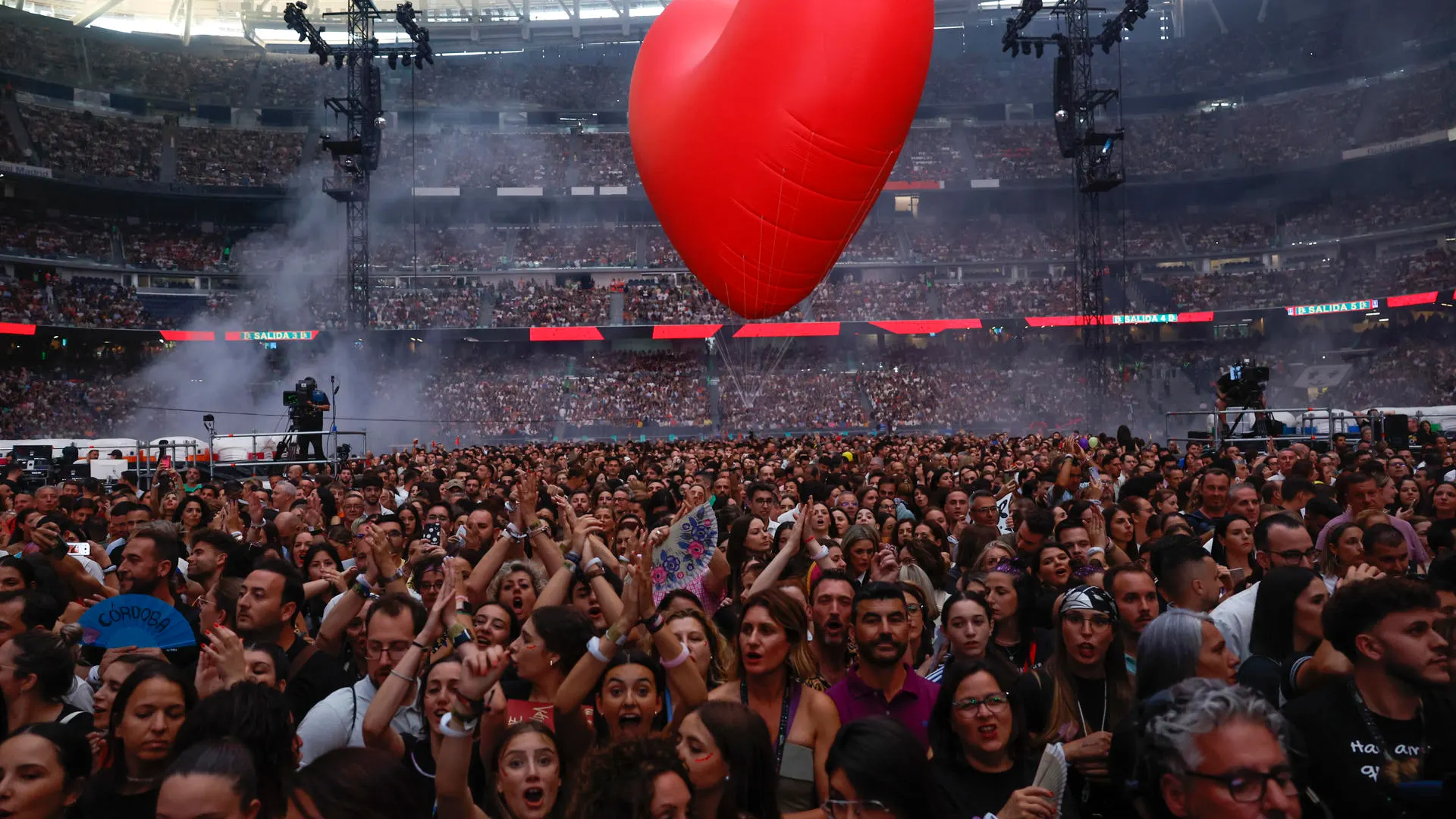 Asistentes al concierto del cantante Manuel Carrasco en el estadio Santiago Bernabéu.