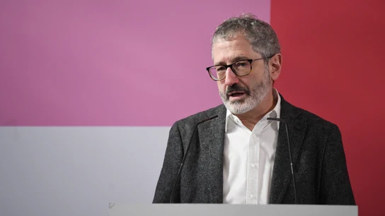 Sumar propone construir 500.000 viviendas públicas con alquiler mensual de 400€ en zonas con altos precios El diputado de Sumar, Carlos Martín en rueda de prensa en la sede del partido