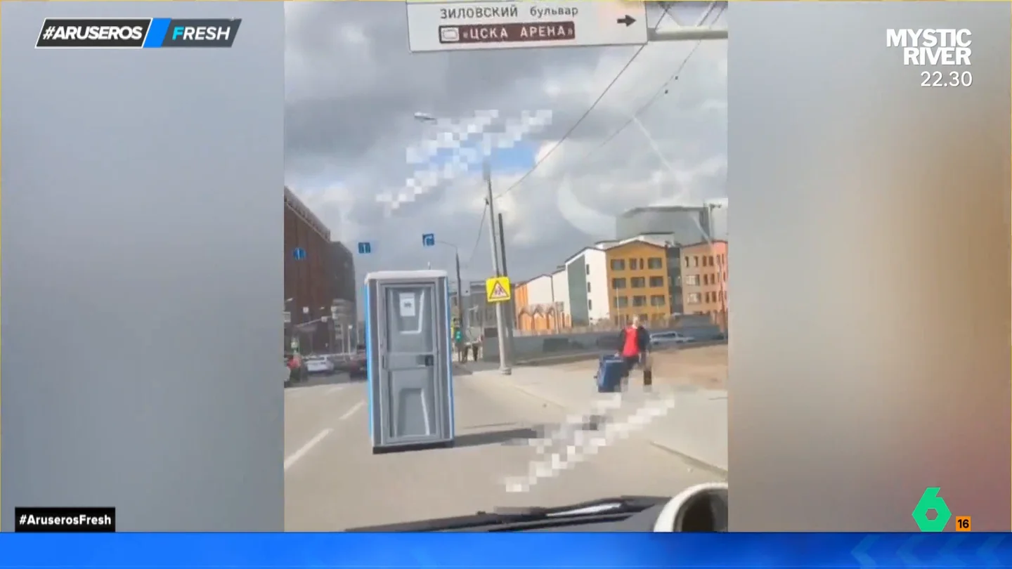 El aparatoso momento en el que a un conductor se le cruza un lavabo portátil con ruedas en la carretera El aparatoso momento en el que a un conductor se le cruza un lavabo portátil con ruedas en la carretera