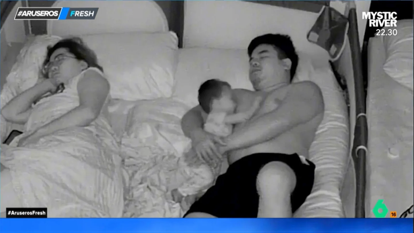 Un bebé confunde a su padre con su madre y muerde a su padre comer intentando comer de su pecho Un bebé confunde a su padre con su madre y muerde a su padre comer intentando comer de su pecho