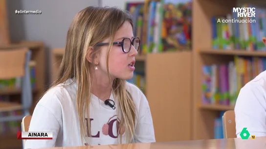 Una niña le cuenta a Thais Villas por qué no le interesa el yoga: "No me gusta el silencio" La reportera visitó un colegio para preguntar a los niños sobre el deporte. ¿Son aficionados? ¿Cuáles son sus preferidos? ¿Su afición viene de sus padres? No te pierdas sus divertidas respuestas en el vídeo principal.