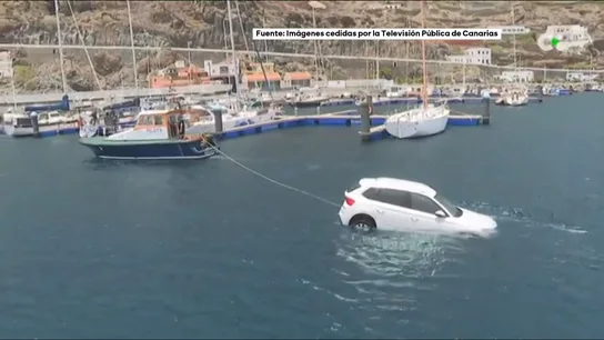 Remolcan un coche en El Hierro que se encontraba en el mar tras caerse por no poner el freno de mano Remolcan un coche en El Hierro que se encontraba en el mar tras caerse por no poner el freno de mano