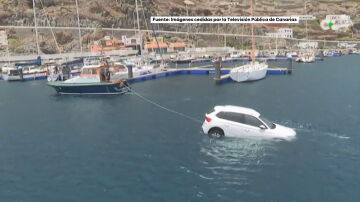 Remolcan un coche en El Hierro que se encontraba en el mar tras caerse por no poner el freno de mano