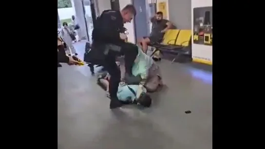 Captura del momento en el que el policía pisotea y patea a un detenido en el aeropuerto de Mánchester Captura del momento en el que el policía pisotea y patea a un detenido en el aeropuerto de Mánchester
