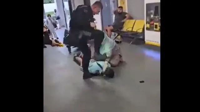 Captura del momento en el que el policía pisotea y patea a un detenido en el aeropuerto de Mánchester