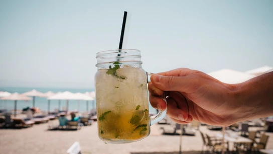Un refrescante mojito, en la playa. Un refrescante mojito, en la playa.