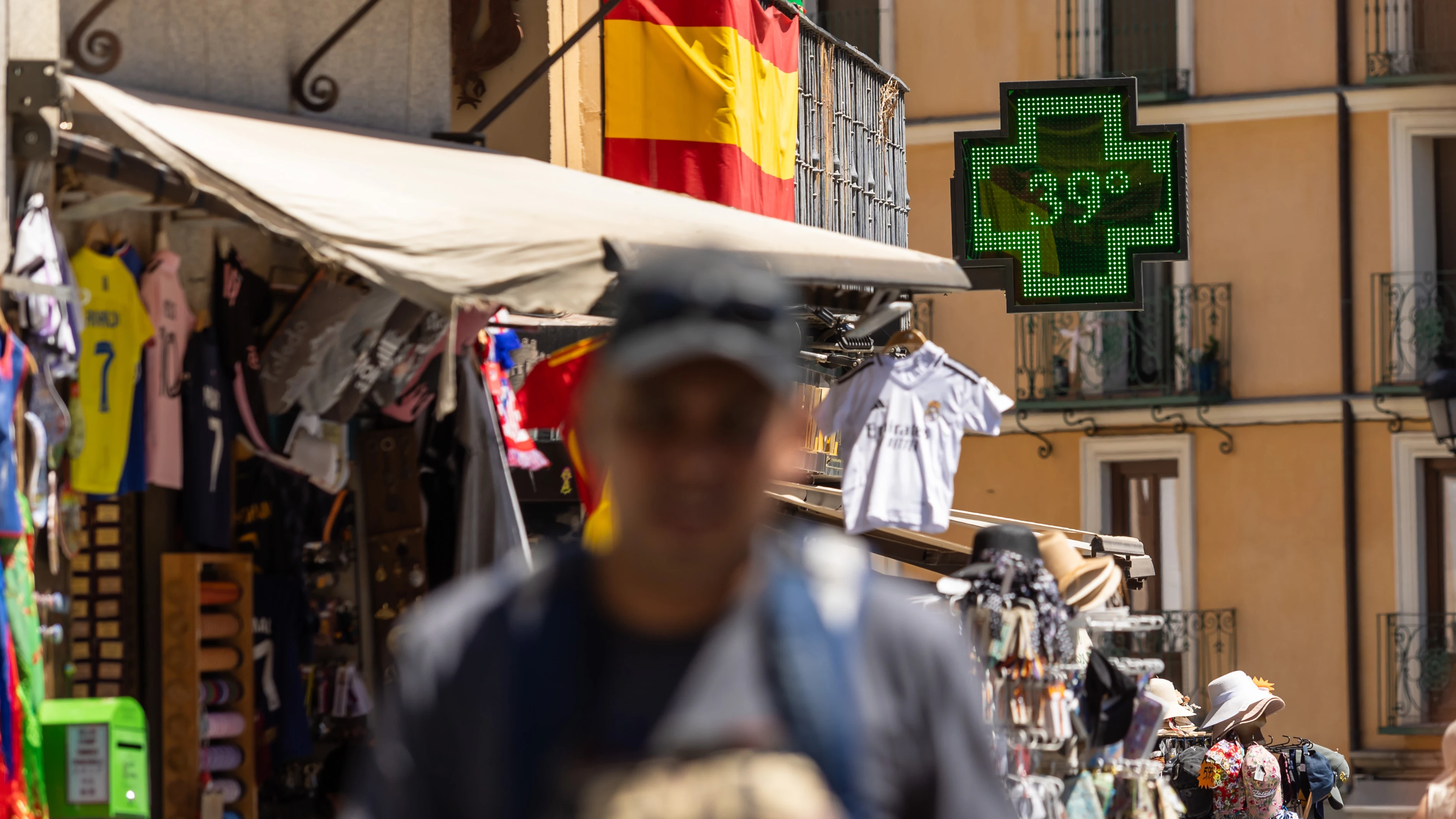 Vista de una calle céntrica de Toledo. EFE/Ángeles Visdómine