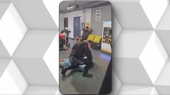 Imágenes de la brutal agresión de un Policía a un viajero en Manchester Imágenes de la brutal agresión de un Policía a un viajero en Manchester