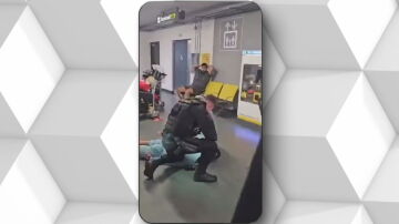 Imágenes de la brutal agresión de un Policía a un viajero en Manchester
