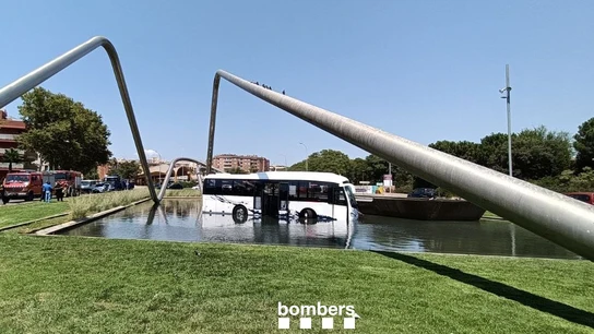 Autobús en una fuente, en Reus Autobús en una fuente, en Reus