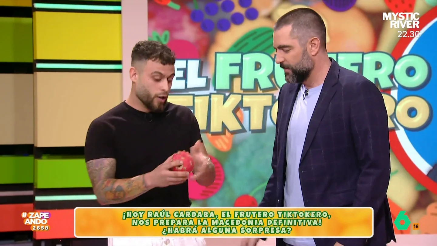 Raúl Cardaba, el frutero tiktokero, enseña cómo elaborar "la macedonia definitiva" El tiktoker vuelve a Zapeando con una propuesta muy dulce. En su elaboración no faltan frutas como el kiwi, el mango de Málaga o las fresas de Segovia. No te pierdas la receta en el vídeo principal.