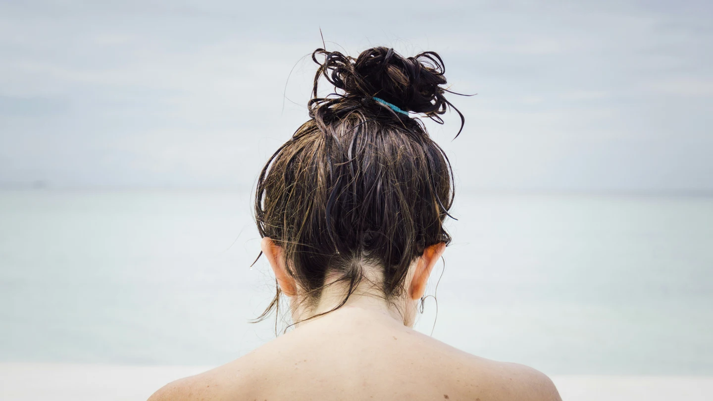 La razón por la que los dermatólogos recomiendan no dormir con el pelo mojado (ni durante una ola de calor) La razón por la que los dermatólogos recomiendan no dormir con el pelo mojado (ni durante una ola de calor)