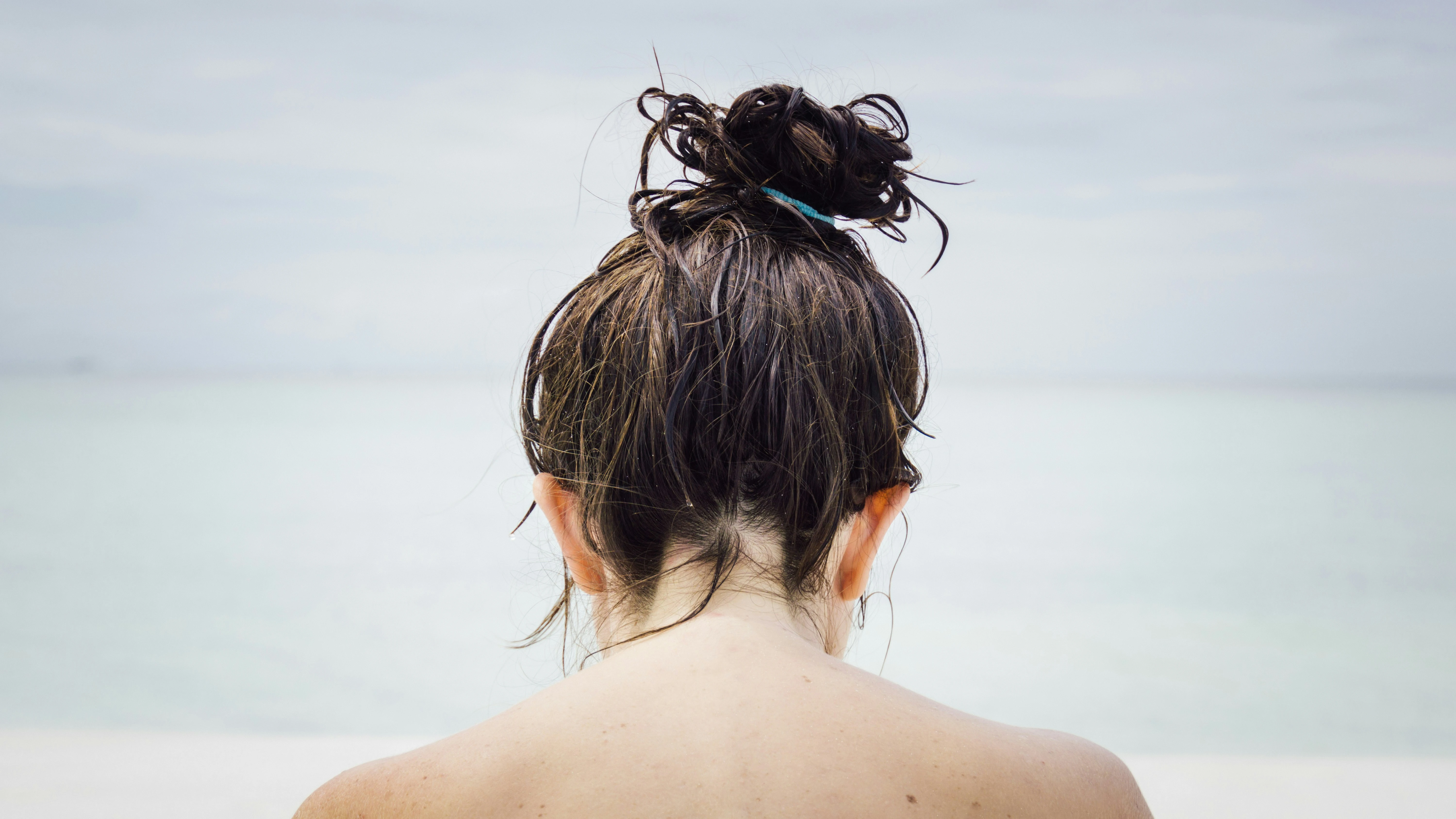 La razón por la que los dermatólogos recomiendan no dormir con el pelo mojado (ni durante una ola de calor)