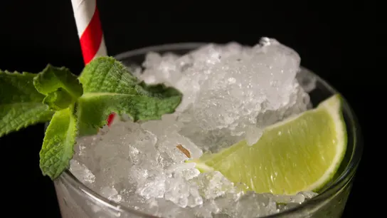 Aprende como hacer un buen mojito clásico. Aprende como hacer un buen mojito clásico.
