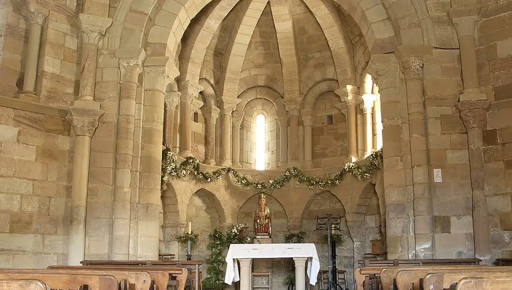 Interior de la Iglesia de Santa María de Eunate Interior de la Iglesia de Santa María de Eunate