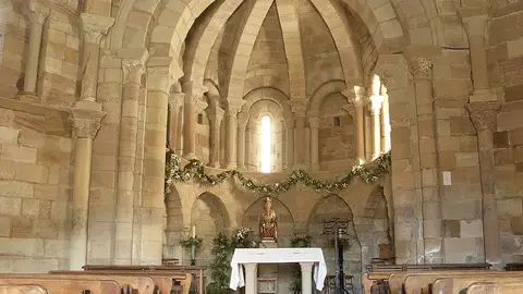 Interior de la Iglesia de Santa María de Eunate Interior de la Iglesia de Santa María de Eunate