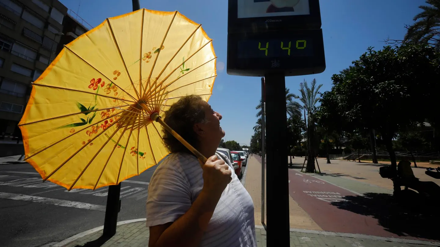 Una turista sostiene una sombrilla en Córdoba. Una turista sostiene una sombrilla en Córdoba.
