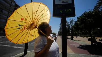 Una turista sostiene una sombrilla en Córdoba.