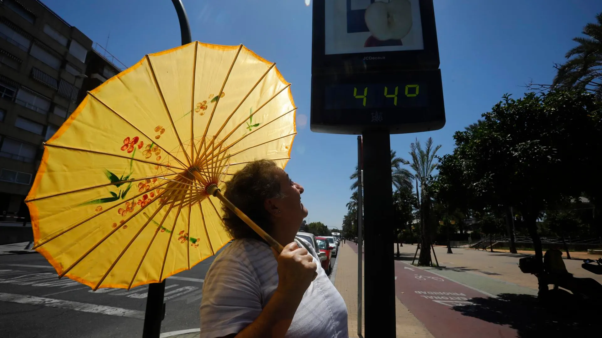 Una turista sostiene una sombrilla en Córdoba.