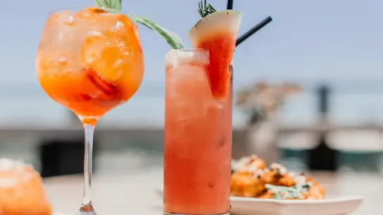 Los cócteles, como estos con frutas, son una opción refrescante para el verano. Los cócteles, como estos con frutas, son una opción refrescante para el verano.