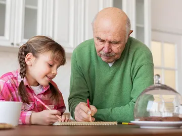 Un abuelo con su nieta Un abuelo con su nieta