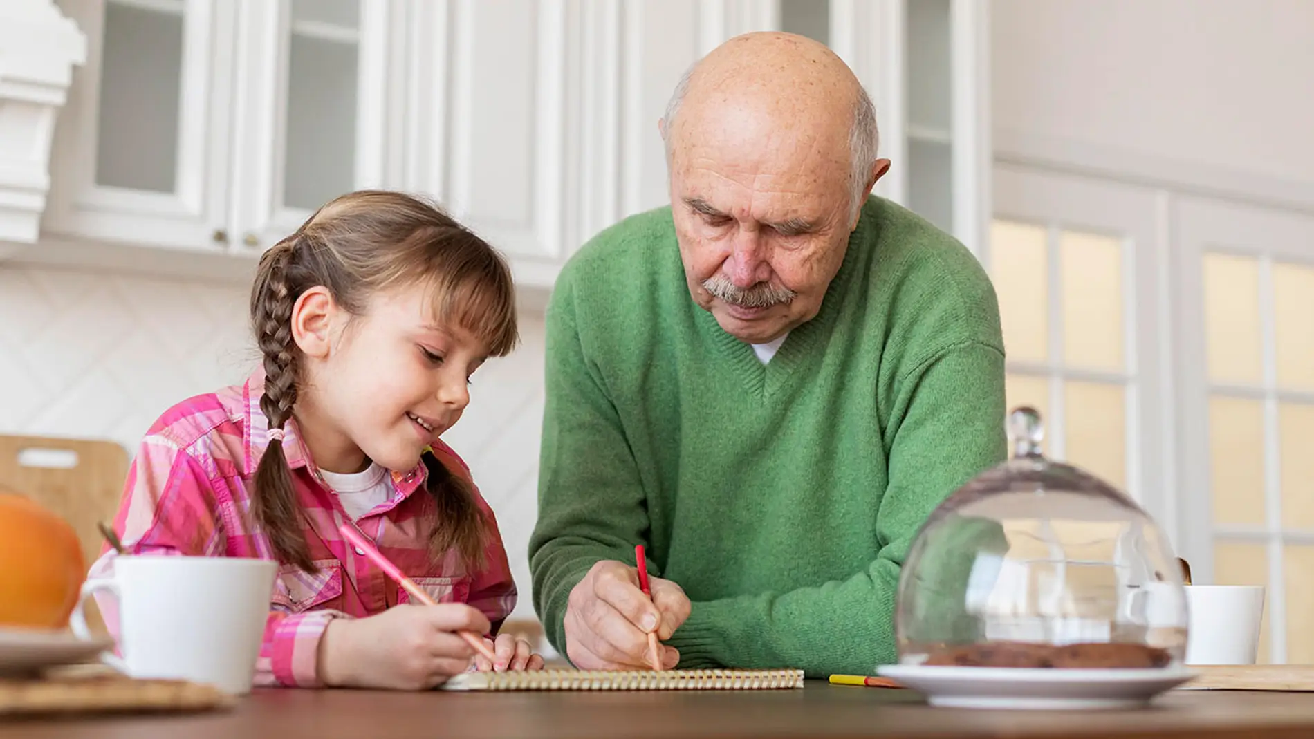 Un abuelo con su nieta Un abuelo con su nieta