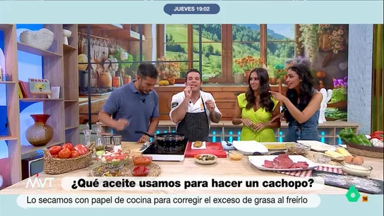 Carlos Maldonado explica cuál es la mejor forma de saber si un cachopo o croqueta está listo Carlos Maldonado cocina junto a Pablo Ojeda un cachopo asturiano. Aprovechando el momento de la fritura, el chef desvela en este vídeo cuál es el aceite más adecuado y un sencillo truco para saber cuándo el cachopo, o las croquetas, están listas.