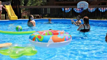 Niños jugando en una piscina