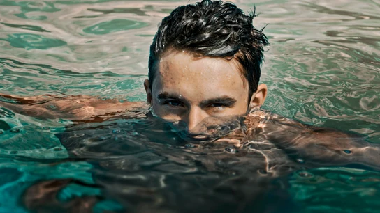 Un hombre, en la piscina. Un hombre, en la piscina.