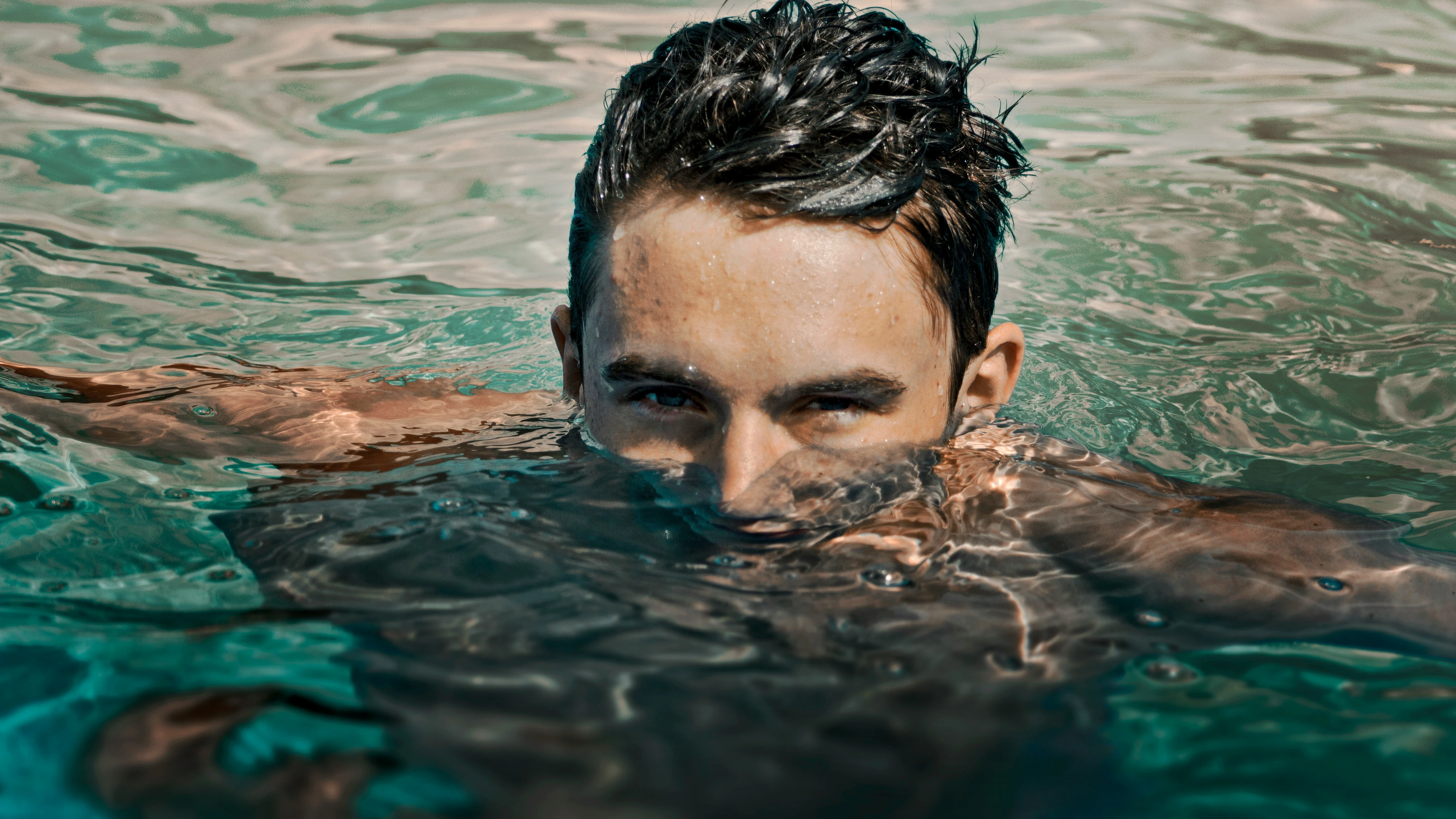 Un hombre, en la piscina.