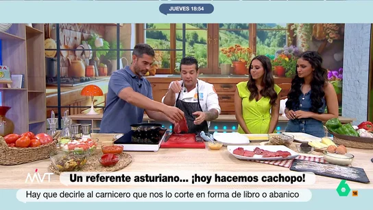 Pablo Ojeda y Carlos Maldonado explican cómo 'espalmar' la carne para que "después sea más masticable" Carlos Maldonado y Pablo Ojeda cocinan hoy cachopo, un clásico de la gastronomía asturiana. En este vídeo, explican qué tipo de carne comprar en la carnicería y cómo pedirla, además de mostrar cómo hay que 'espalmarla' antes del cocinado.