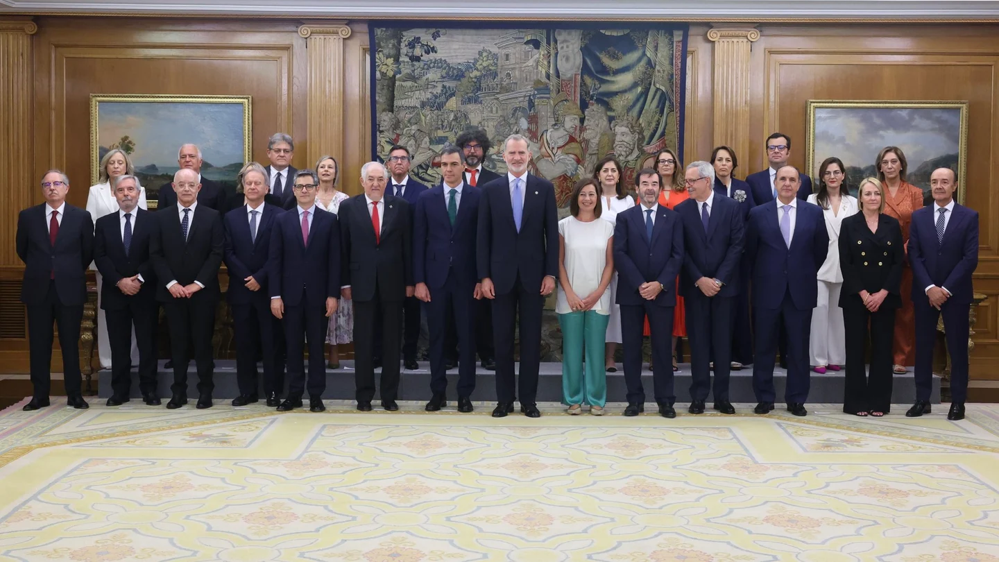 Foto de familia en el acto de toma de posesión de los nuevos 20 vocales del CGPJ este jueves en el Palacio de la Zarzuela. Foto de familia en el acto de toma de posesión de los nuevos 20 vocales del CGPJ este jueves en el Palacio de la Zarzuela.