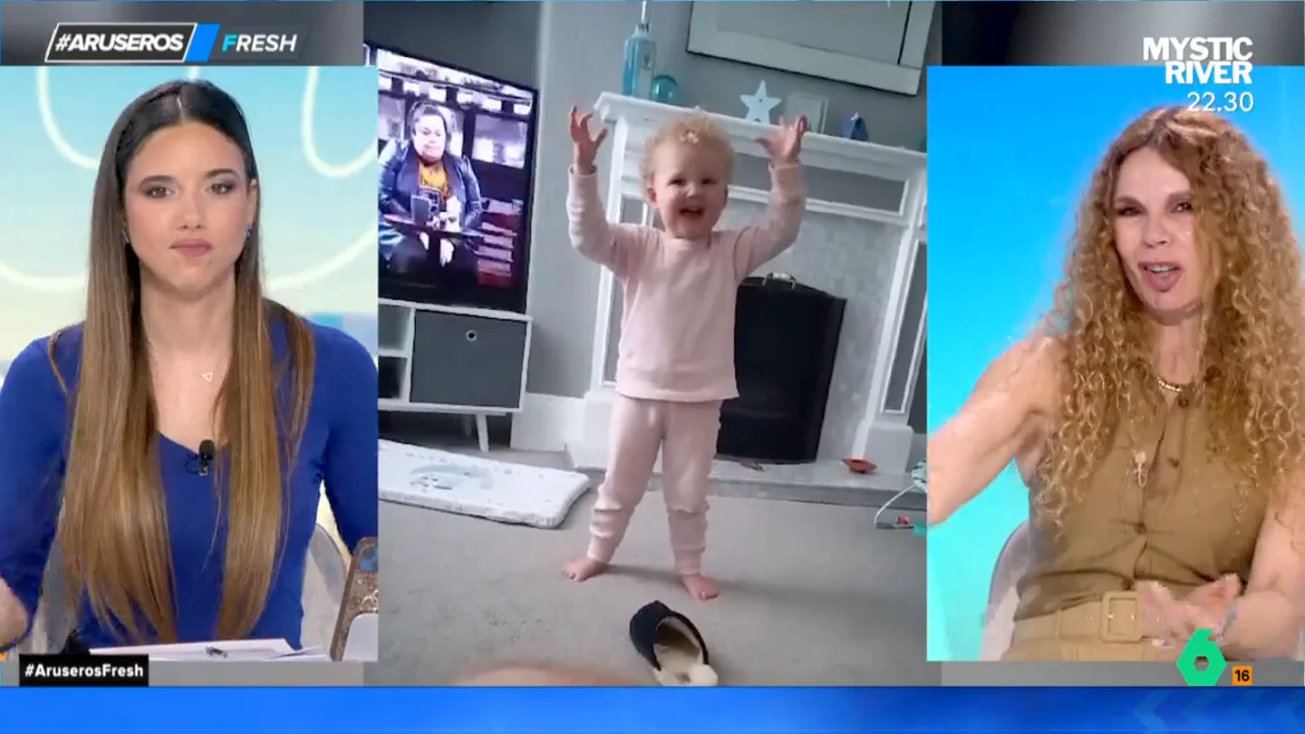 El gracioso viral de una niña que hace un playback perfecto en el salón de su casa El gracioso viral de una niña que hace un playback perfecto en el salón de su casa