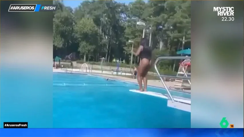 El momento 'tierra, trágame' de una chica al saltar por un trampolin en una piscina