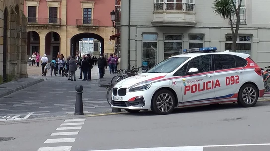 Liberan en Gijón a una mujer y a su hijo de tres años, retenidos ilegalmente por la ex pareja en su casa Coche patrulla de la Policía Local de Gijón