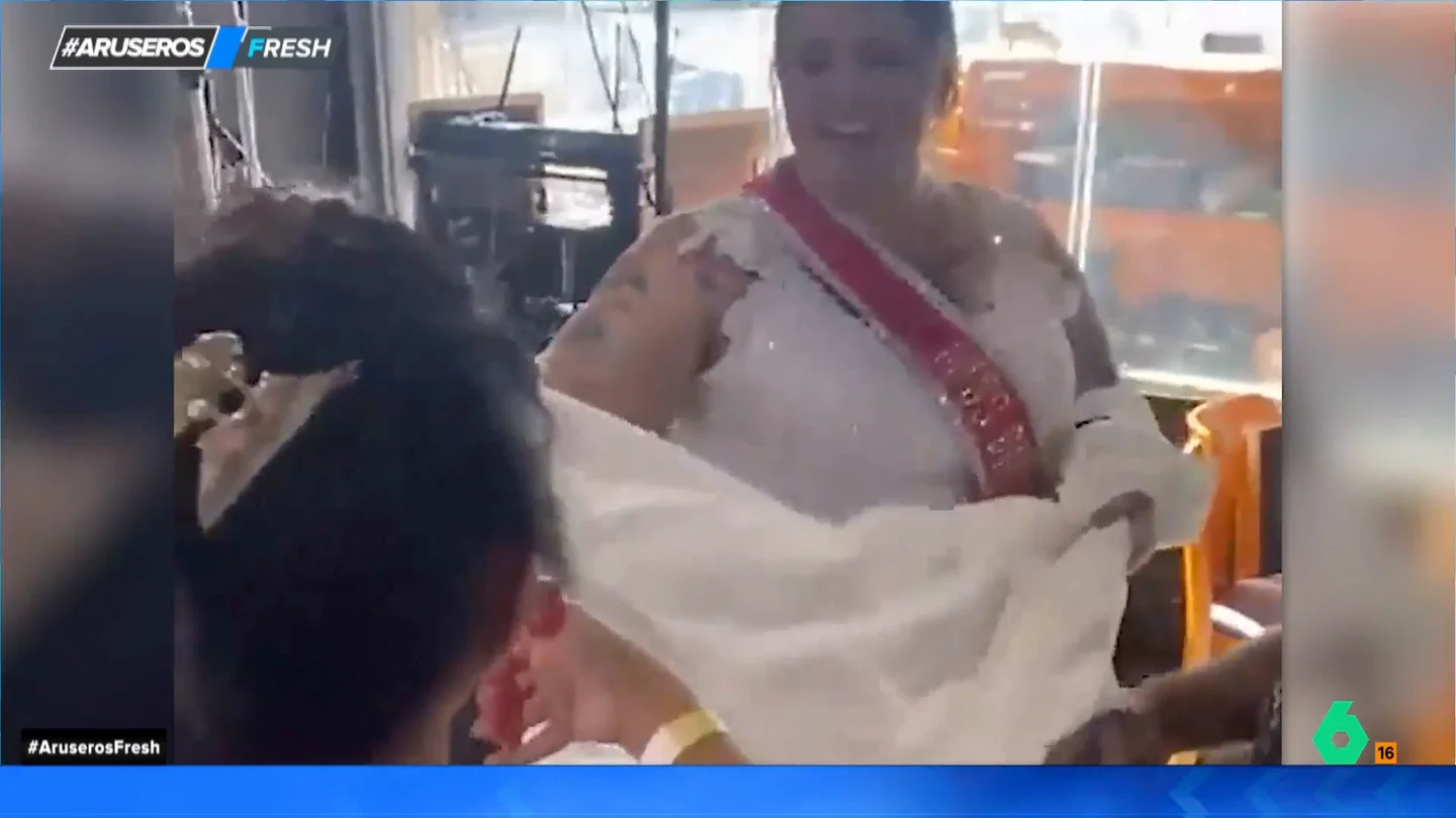 Así es el 'fiestón' con el que una mujer celebra su divorcio: cortando el vestido de novia y rodeada de amigas Así es el 'fiestón' con el que una mujer celebra su divorcio: cortando el vestido de novia y rodeada de amigas